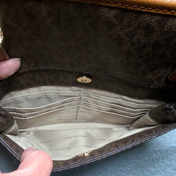 Michael Kors Jet Set Signature Bag - Picture 2 of 16